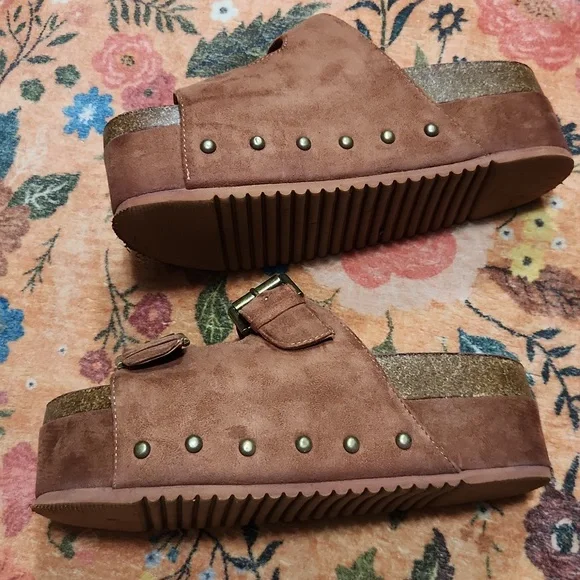 Buckle Cork Sandals - Picture 4 of 7